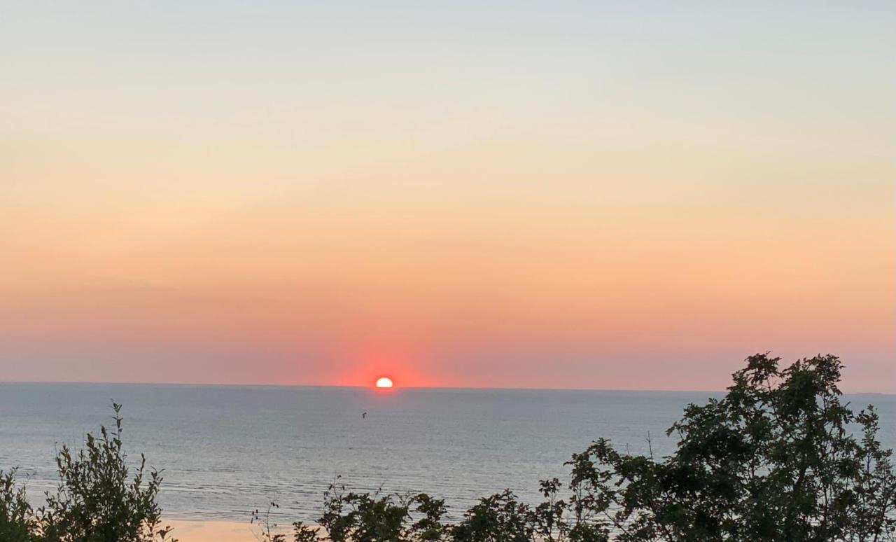 Appartement Face Mer Avec Terrasse Et Parking ทรูวิลล์-ซูร์-แมร์ ภายนอก รูปภาพ