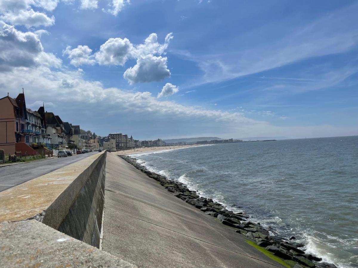 Appartement Face Mer Avec Terrasse Et Parking ทรูวิลล์-ซูร์-แมร์ ภายนอก รูปภาพ